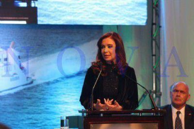 Cristina "evoluciona muy bien y ya camina en la habitaci�n"