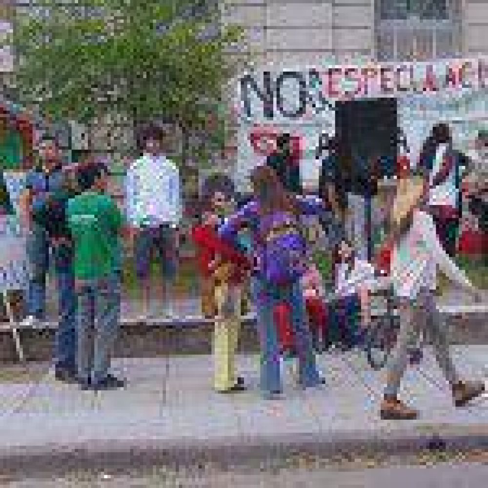 Marea Popular, vecinos inundados y partidos de izquierdas se manifestaron en contra del COU