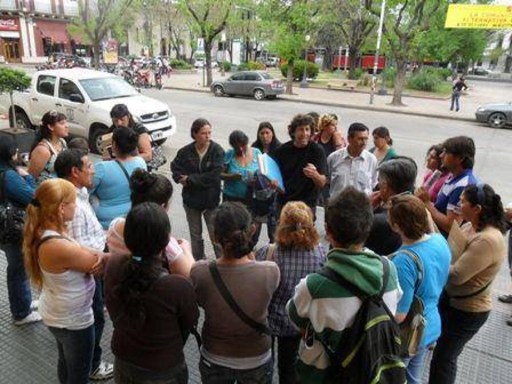 Vecinos de las tomas vuelven a reclamar por la luz