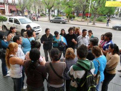 Vecinos de las tomas vuelven a reclamar por la luz
