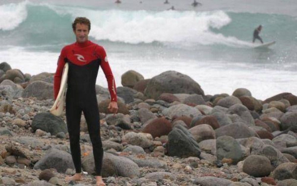 Campe�n argentino de Surf rescat� a pescador que hab�a ca�do al mar
