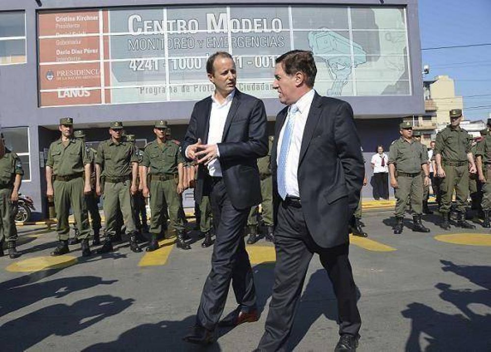 EL INTENDENTE DAR�O D�AZ P�REZ JUNTO A MART�N INSAURRALDE ENTREGARON M�VILES A GENDARMER�A PARA PATRULLAR LAS CALLES DEL DISTRITO
