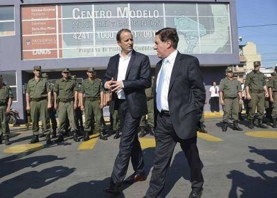 EL INTENDENTE DAR�O D�AZ P�REZ JUNTO A MART�N INSAURRALDE ENTREGARON M�VILES A GENDARMER�A PARA PATRULLAR LAS CALLES DEL DISTRITO