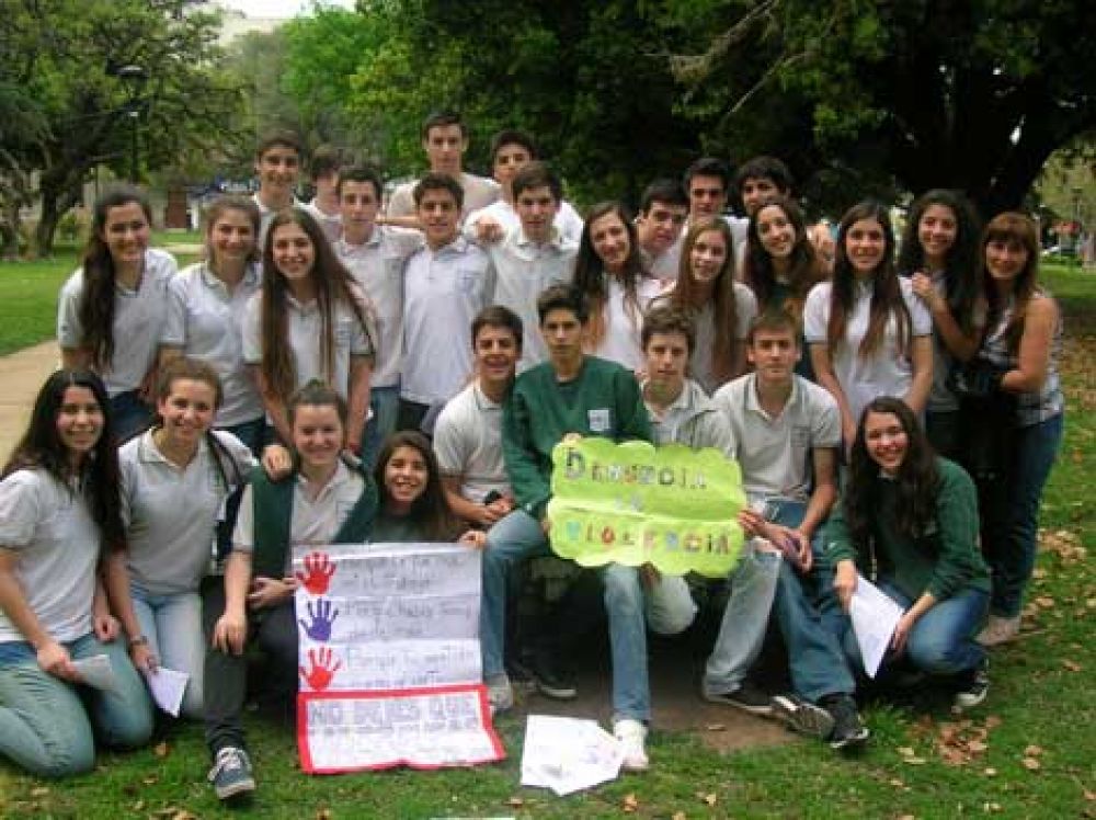 Alumnos del Integral repartieron folletos contra la violencia 
