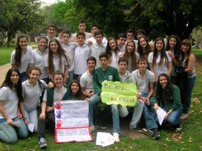 Alumnos del Integral repartieron folletos contra la violencia 