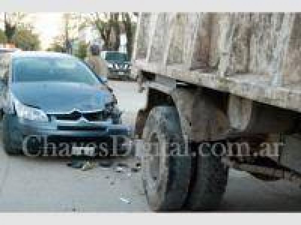 Choque entre cami�n municipal y autom�vil.