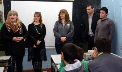 Entregaron cerca de un centenar de netbooks en Loma Negra