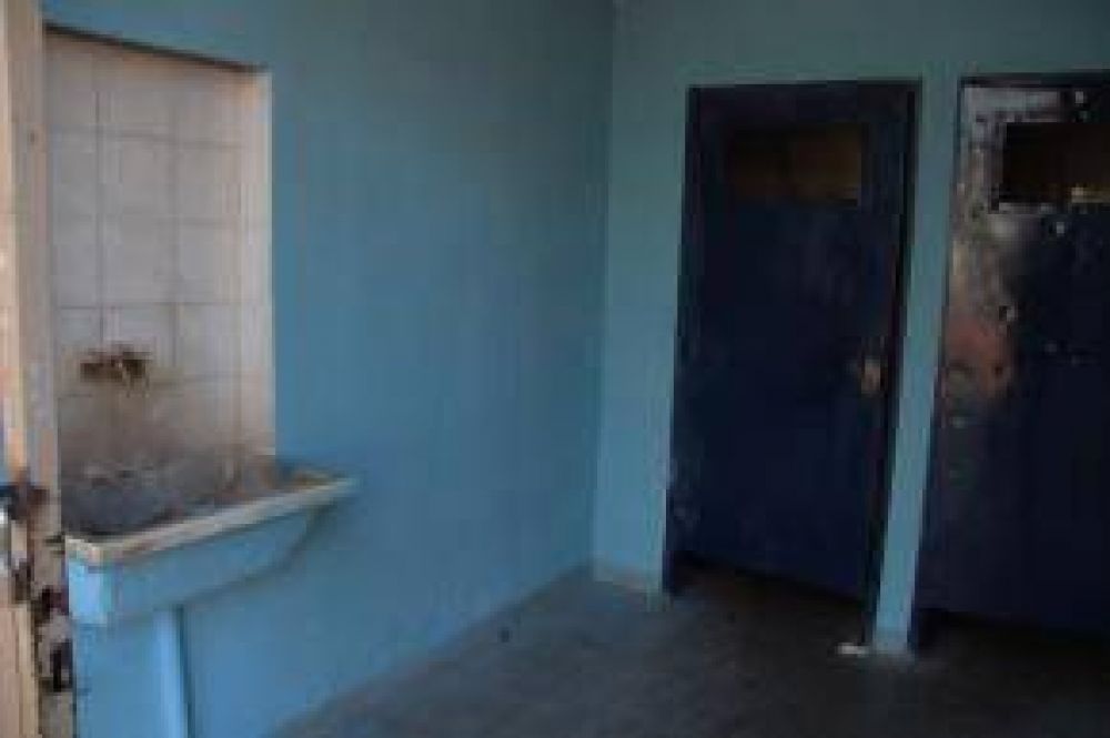 Luego de los trabajos, volvieron a escribir las paredes de los ba�os de Plaza Alsina