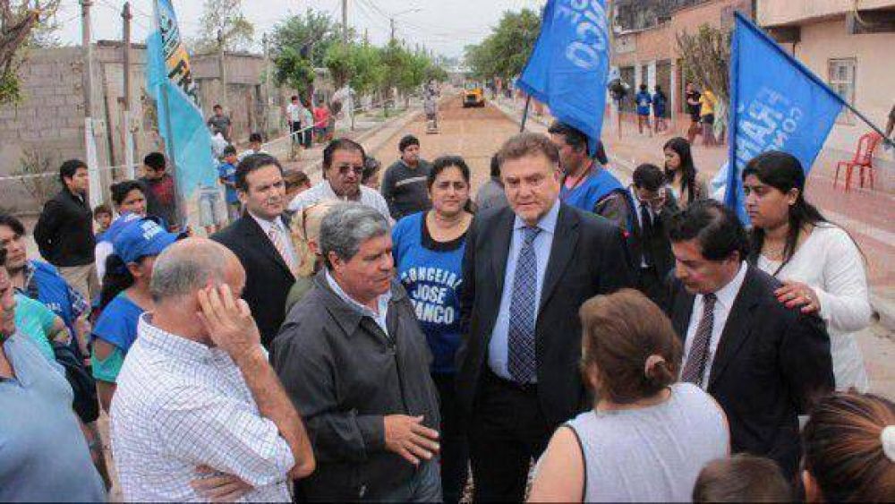 Contin�an pavimentando calles a trav�s del Plan �M�s Cerca�