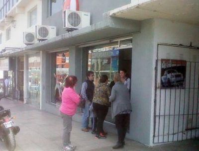 Asaltan la Tarjeta Naranja en el puerto y los polic�as de la Comisar�a Tercera ( ubicada a 5 cuadras) tardaron �30 minutos! para llegar 