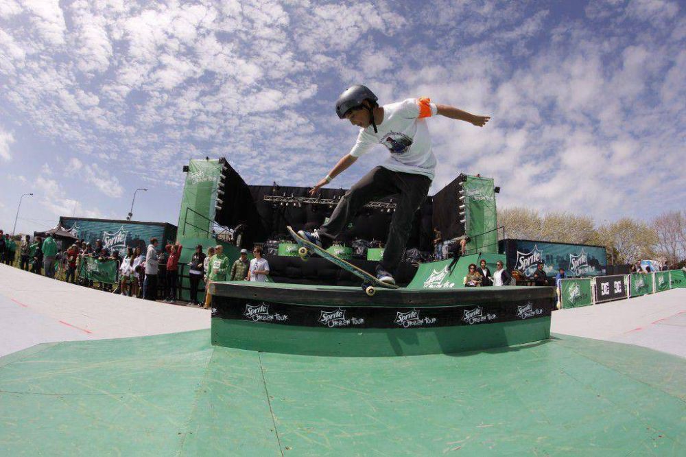 Una fiesta skater con m�s de 3.500 personas a metros del mar