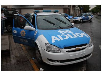 Eluden un control policial, le tiran a dos polic�as y los apresan