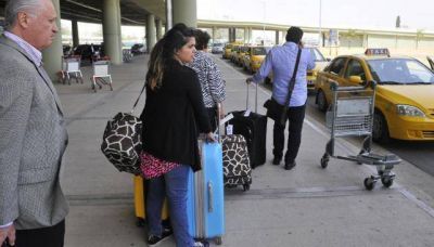 Quejas por las pocas opciones de transporte en el Aeropuerto