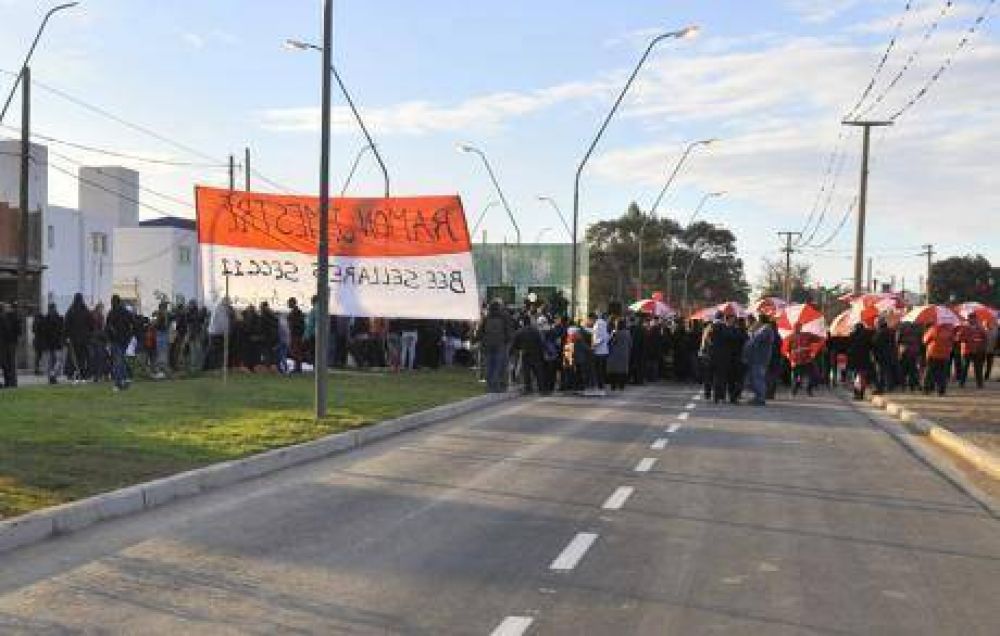 Pavimento: corte de cinta en la Gandhi