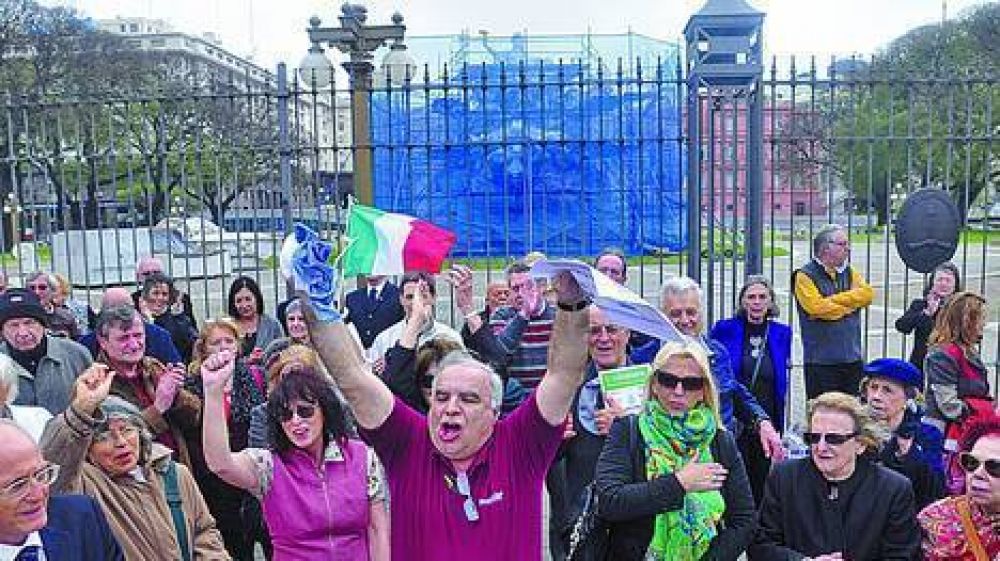 La comunidad italiana reclam� por la estatua de Col�n en su d�a