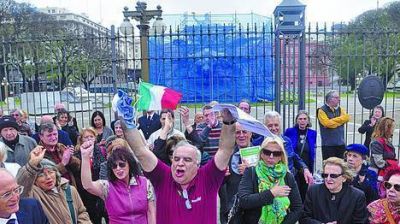 La comunidad italiana reclam� por la estatua de Col�n en su d�a