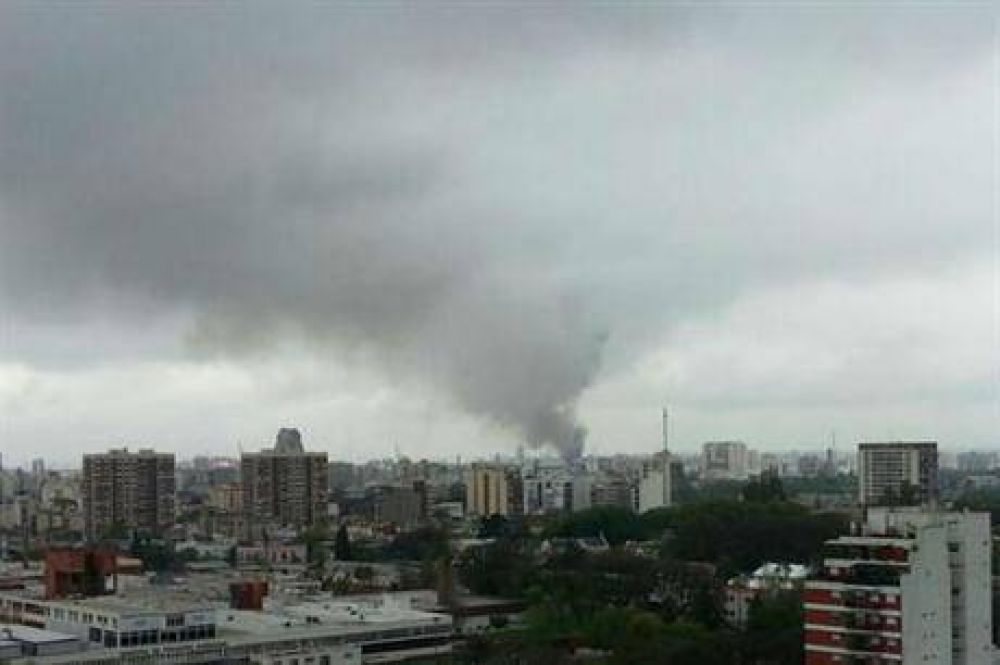 Cinco dotaciones de bomberos combaten un incendio en La Boca