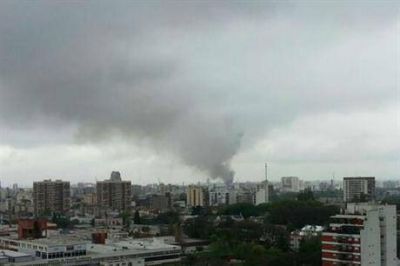 Cinco dotaciones de bomberos combaten un incendio en La Boca