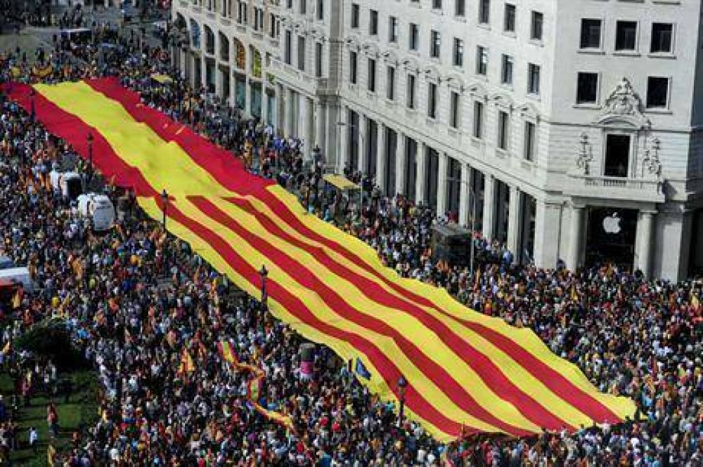 En Barcelona, miles de personas marchan contra la independencia