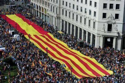 En Barcelona, miles de personas marchan contra la independencia