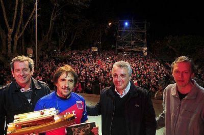 Lerner hizo cantar a Dique Luj�n y Villa La �ata en su 100� aniversario