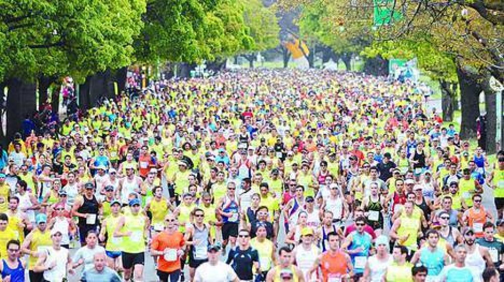 La multitud cruz� la Ciudad con m�sica y el aliento de los vecinos