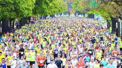 La multitud cruz� la Ciudad con m�sica y el aliento de los vecinos