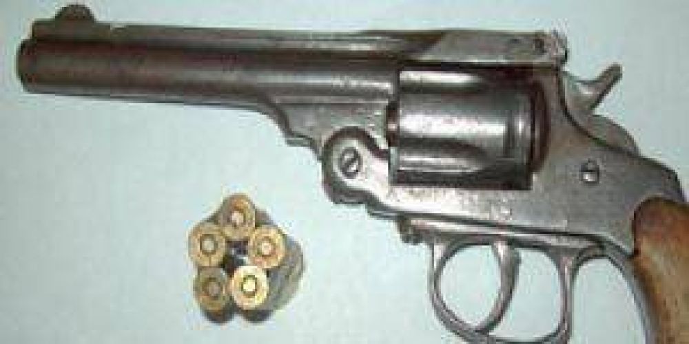 Secuestran dinero, moto y arma a ladr�n