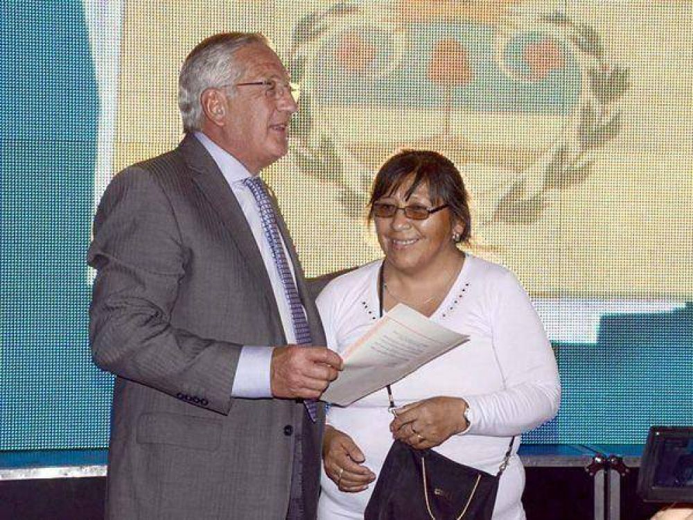 El Gobierno provincial entreg� t�tulos de propiedad de lotes fiscales