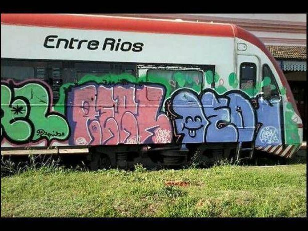 Volvieron a pintar un gran graffiti en un tren en la estaci�n de Concepci�n