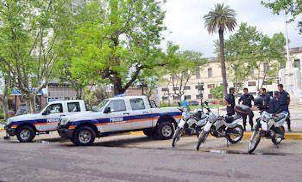 Entregaron a la Polic�a dos camionetas 0 kms y tres motos