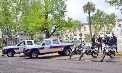 Entregaron a la Polic�a dos camionetas 0 kms y tres motos