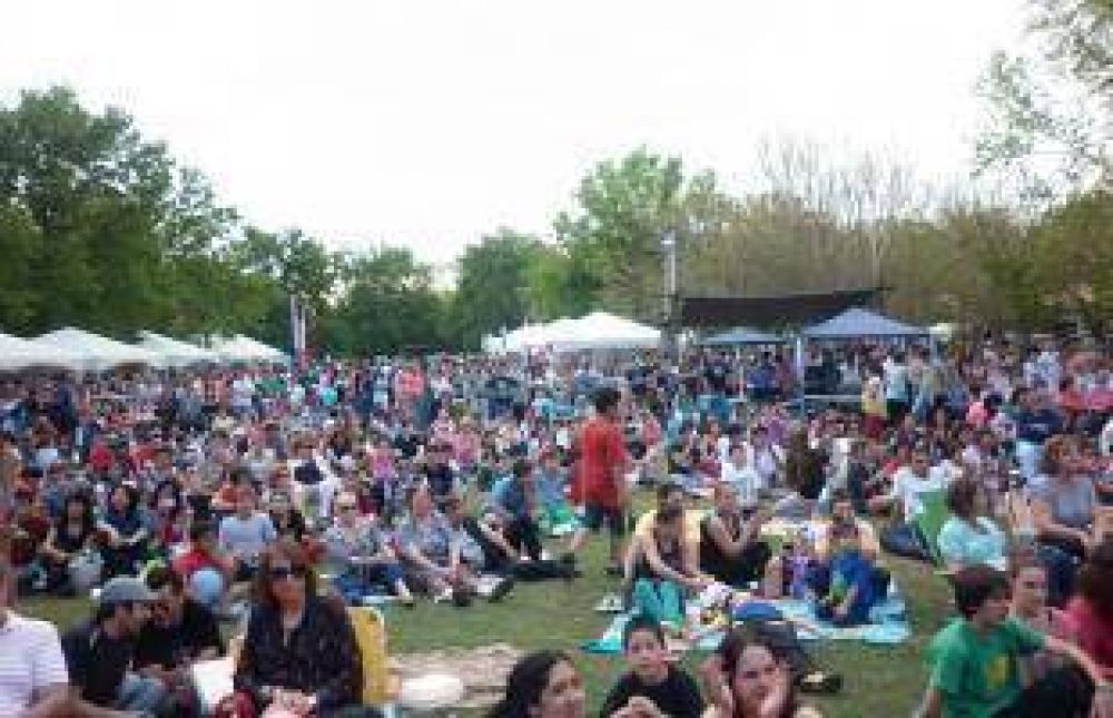 15 Mil personas en la fiesta de las colectividades