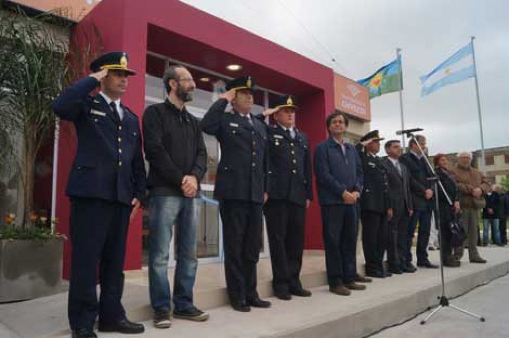 Fue inaugurada la nueva comisar�a y se incorporaron cinco m�viles policiales 0 km 