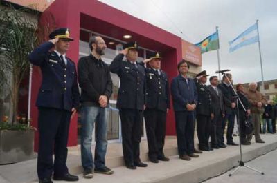 Fue inaugurada la nueva comisar�a y se incorporaron cinco m�viles policiales 0 km 
