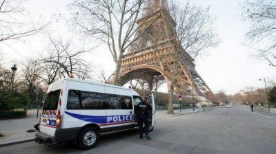 Evacuaron otra vez la torre Eiffel por amenaza de bomba