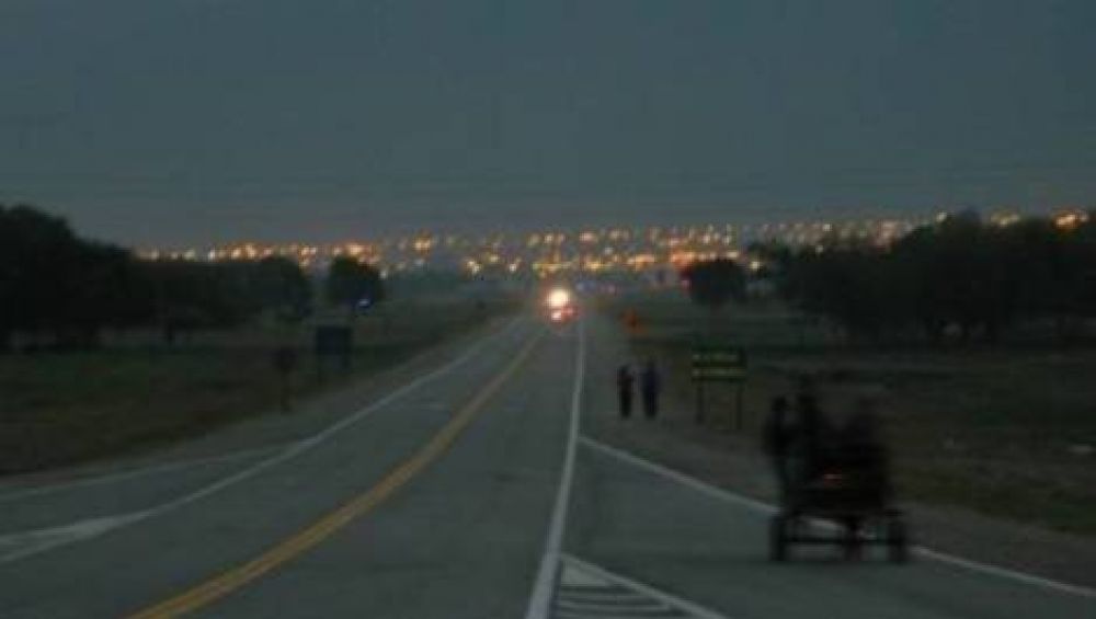 Les ponen tronco en la ruta para que frenen el auto y los asaltan