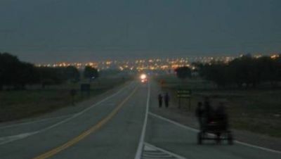 Les ponen tronco en la ruta para que frenen el auto y los asaltan