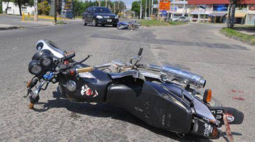 Accidente en la rotonda de la Virgen deja un motociclista grave