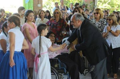 El gobernador acompa�� a estudiantes de Instituciones especiales en su Feria de Ciencias
