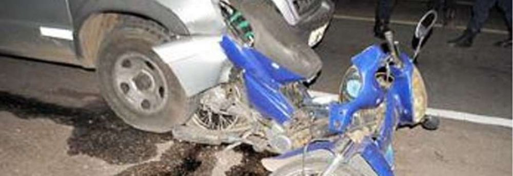 Muere motociclista al ser atropellado por camioneta