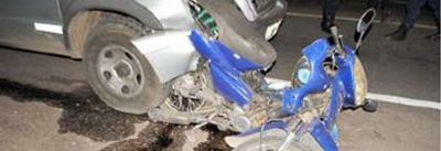 Muere motociclista al ser atropellado por camioneta