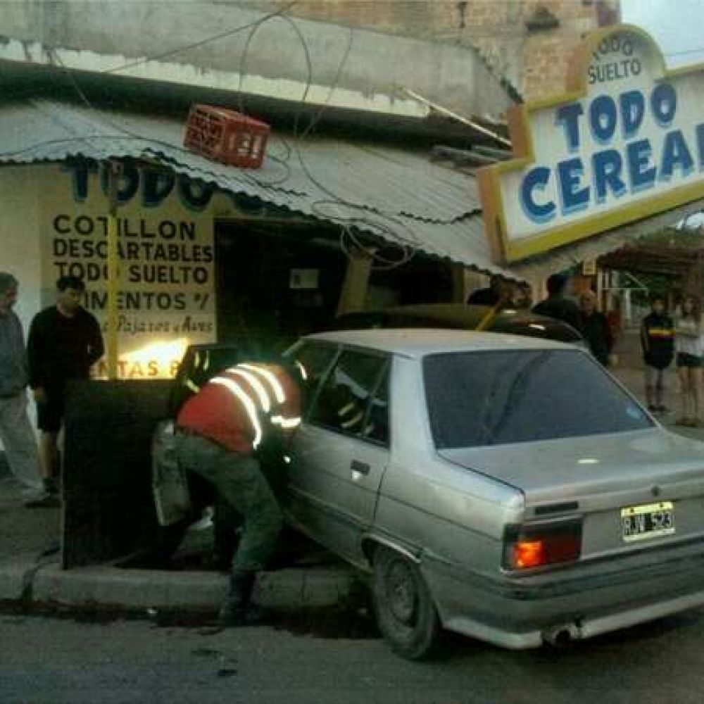 Dos autos terminaron dentro de un comercio tras colisi�n