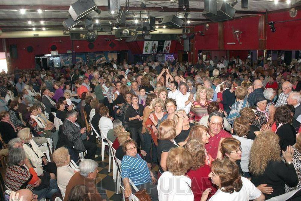 Los jubilados festejaron su d�a al ritmo de Dulce Morena