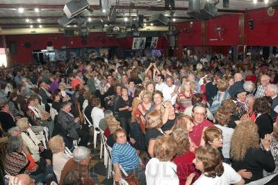 Los jubilados festejaron su d�a al ritmo de Dulce Morena