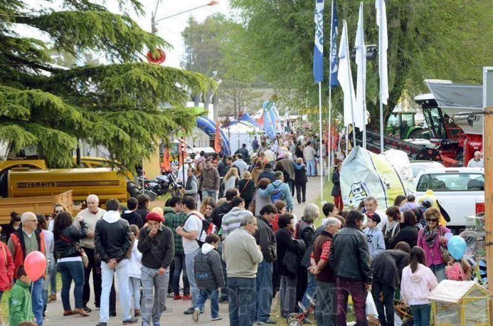 El tiempo y la gente acompa�an a la Expo 2013