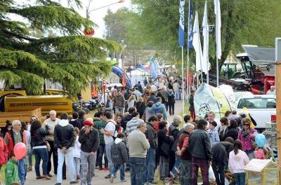El tiempo y la gente acompa�an a la Expo 2013
