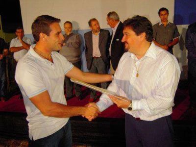 �La obra p�blica genera unos 15 mil puestos de trabajo en blanco�, indic� el Gobernador