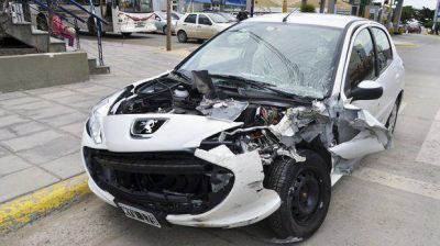 Manejaba con 2,5 de alcohol en sangre y destroz� su auto contra una camioneta