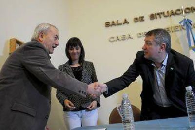 YAUHAR Y BUZZI FIRMARON EL ACTA DE LICITACI�N PARA EL MERCADO CONCENTRADOR DE TRELEW